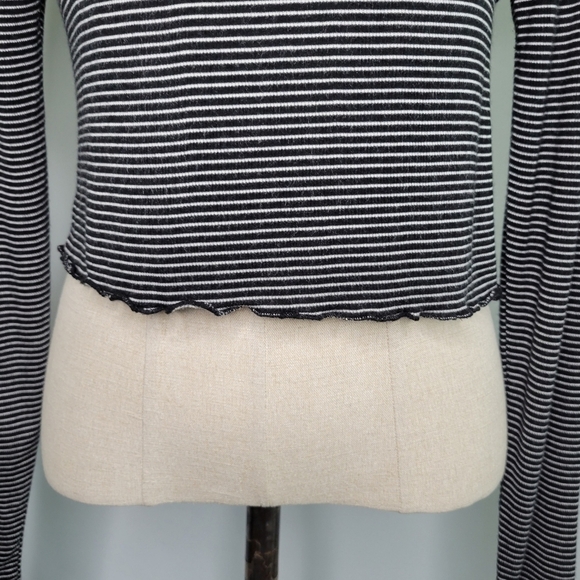 Brandy Melville Black & White Striped Long Sleeve Lettuce Hem Crop Top Fits XS/S - Picture 2 of 10